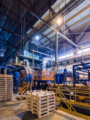 euroindustry-priemyselne_kompresory-pouzitie-factory-workshop-interior-machines-glass-industry-background-process-production